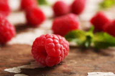 Rustik ahşap masa, closeup üzerinde taze kırmızı ahududu