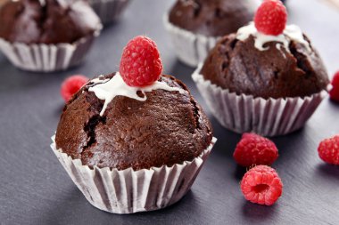 Tablo üzerinde meyveleri ile lezzetli çikolata cupcakes yakın çekim