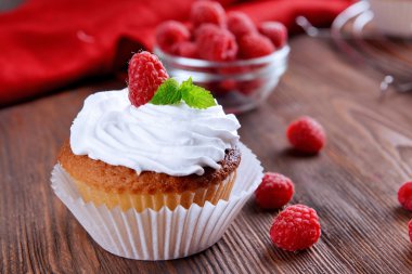 Lezzetli kek çilek ve ahşap masa üzerinde taze nane ile yakın çekim