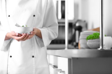 Harç parlak arka plan üzerinde bitkilerle elleriyle Cook