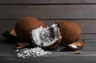 Ahşap zemin üzerine Hindistan cevizi hindistan cevizi talaşı