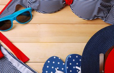 Yaz öğeler ahşap arka plan üzerinde