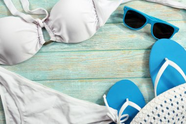 Yaz öğeler ahşap arka plan üzerinde