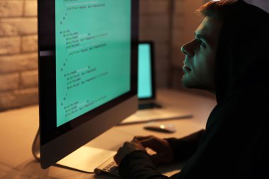 Hacker bilgisayar ve dizüstü bilgisayar ile