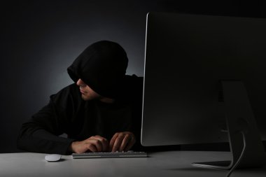 Hacker bilgisayar ağındaki koyu arka plan