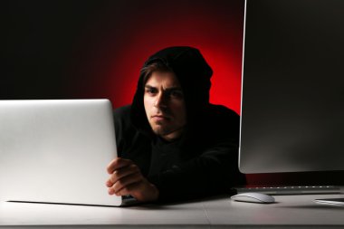 Hacker bilgisayar ve laptop koyu arka plan