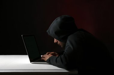 Hacker bilgisayar ve laptop renkli koyu arka plan