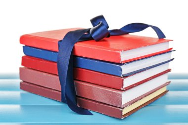 Işık arka plan üzerinde şerit ile kitap yığını