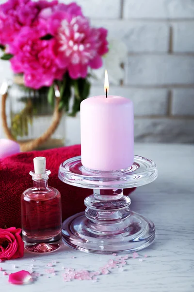 Hermosa composición de tratamiento de spa en mesa de madera blanca — Foto de Stock