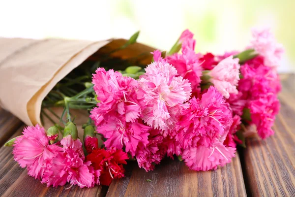 Krásná kytice růžový karafiát na světlé pozadí — Stock fotografie