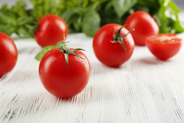 Tomates cereja com manjericão na mesa de madeira close-up — Fotografia de Stock