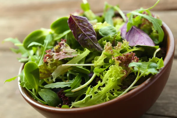 Salada verde mista fresca na tigela de perto — Fotografia de Stock