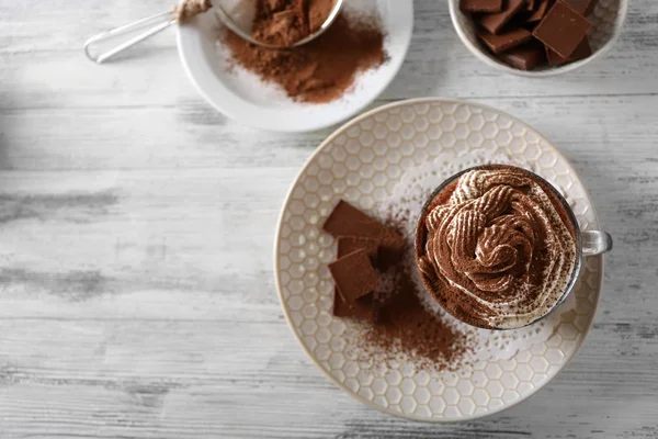 Taza de café con crema sobre fondo de madera de color — Foto de Stock