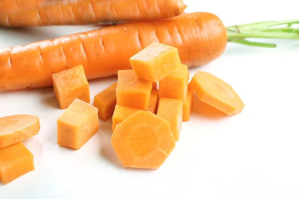 Zanahoria cortada en rodajas y cortada en cubitos aislada en blanco —  Fotos de Stock