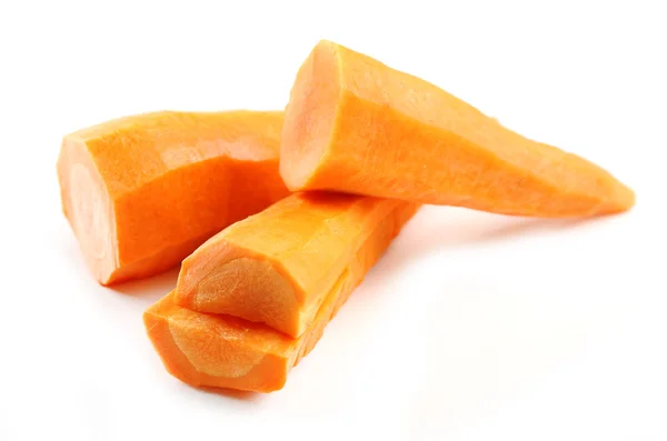 Geschälte und in Scheiben geschnittene Karotte isoliert auf weiß — Stockfoto