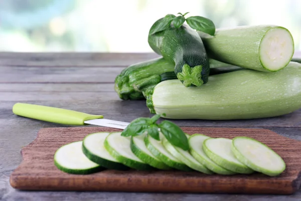 Courgettes fraîches avec courge et basilic sur table en bois close up — Photo