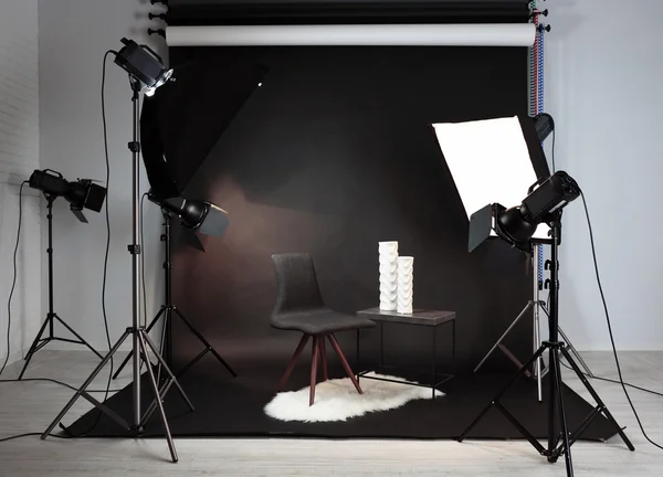 Estúdio de fotografia com interior moderno e equipamentos de iluminação — Fotografia de Stock
