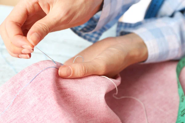 Nahaufnahme Hände der Näherin bei der Arbeit mit Stoff — Stockfoto