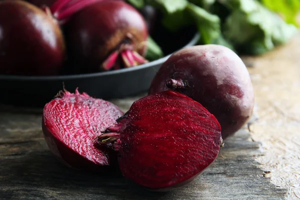 Young beets with leaves on wooden table close up — Stock Photo, Image