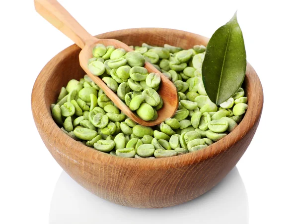 绿色的咖啡豆与叶在碗上白色孤立 — 图库照片