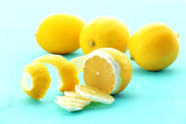 Ripe lemons on wooden table close up — Stock Photo, Image