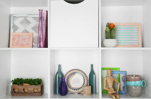 Vackra vita hyllor med olika hem objekt — Stockfoto