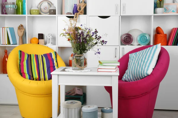 Salon blanc avec fauteuils et bibliothèque — Photo