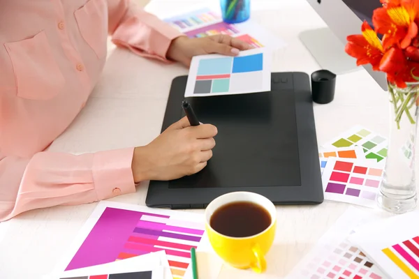 Kunstenaar puttend uit grafisch tablet in office — Stockfoto