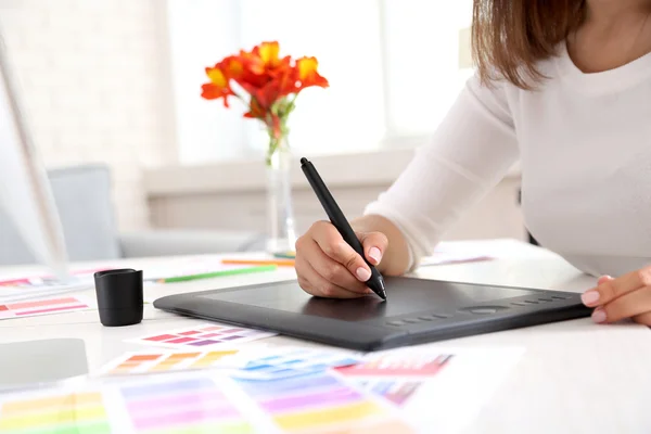 Konstnär på ritplatta i office — Stockfoto