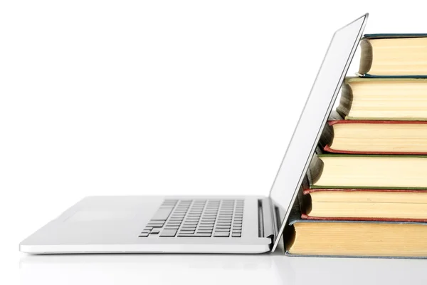 Stapel boeken met laptop geïsoleerd op wit — Stockfoto