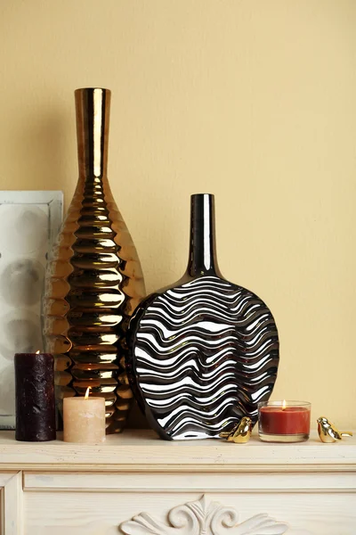 Moderne Vasen mit Dekor auf Kamin im Zimmer — Stockfoto