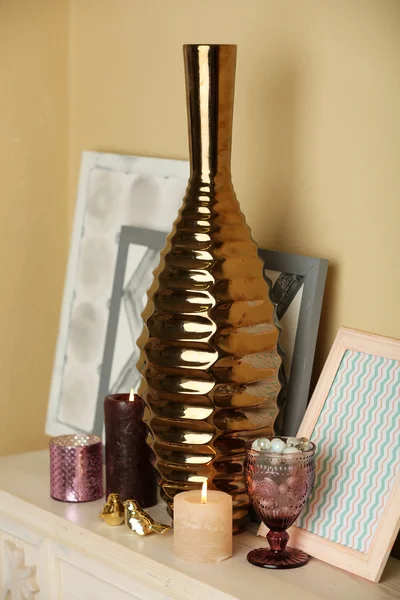 Modern vase with decor on fireplace in room — Stock Photo, Image