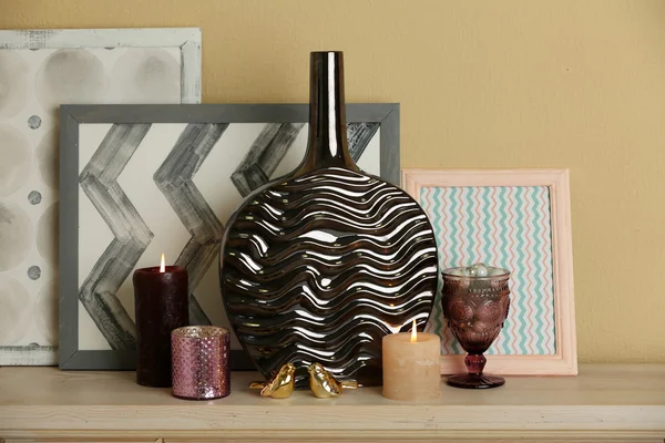 Vase moderne avec décor sur cheminée dans la chambre — Photo