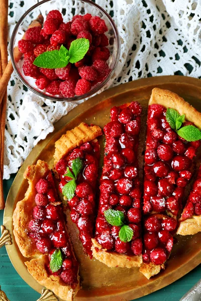 Tarta con frambuesas en bandeja, sobre fondo de madera —  Fotos de Stock