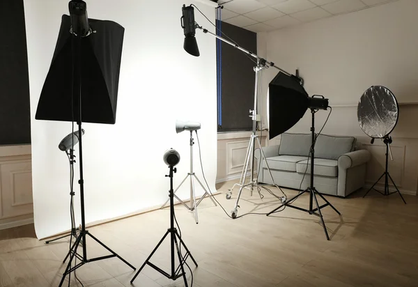 Işık ekipmanlı boş fotoğraf stüdyosu — Stok fotoğraf