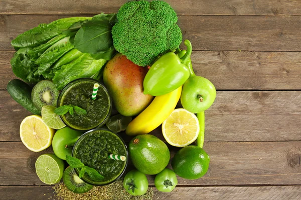 Jus hijau sehat dengan buah-buahan dan sayuran di atas meja kayu tutup — Stok Foto