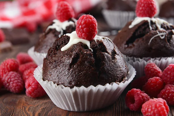 Leckere Cupcakes mit Beeren auf dem Tisch aus nächster Nähe — Stockfoto