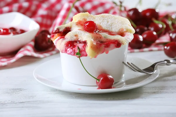 Ízletes puding cseresznye asztal közelről — Stock Fotó