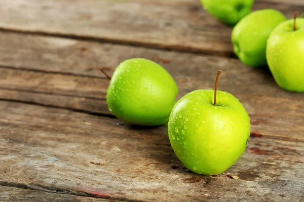 Ripe green apples on wooden table close up — Stock Photo, Image