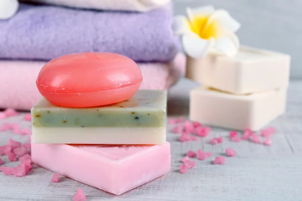 Kalıp doğal sabun ve açık renkli renkli havlu — Stok fotoğraf