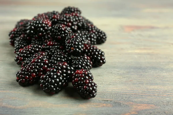 Montón de moras dulces en la mesa de madera de cerca — Foto de Stock