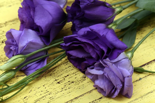 Bellissimo eustoma su tavolo in legno da vicino — Foto Stock