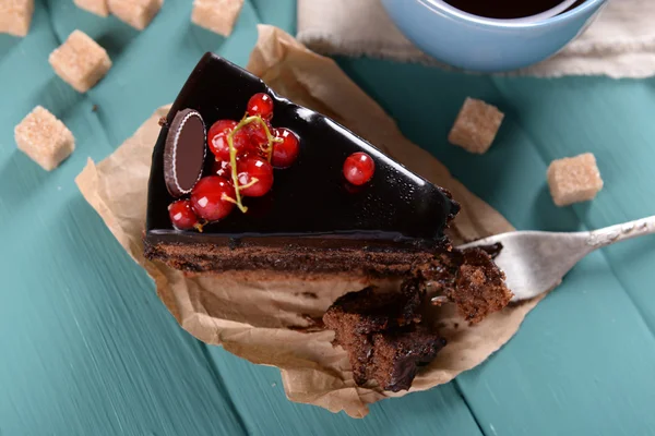 Gustosa torta al cioccolato con bacche e tazza di tè sul tavolo da vicino — Foto Stock