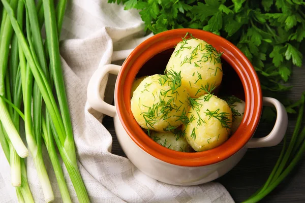 Boiled potatoes with dill in pan on table close up — Stock Photo, Image