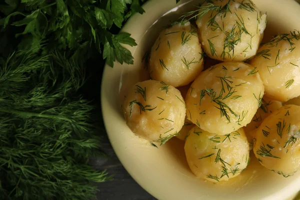 Las patatas cocidas con la verdura en la escudilla a la mesa se acercan — Foto de Stock