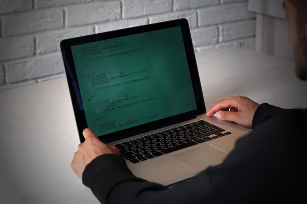 Hacker com laptop — Fotografia de Stock