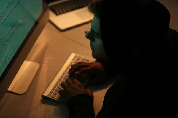 Хакер з комп'ютером і ноутбуком — стокове фото