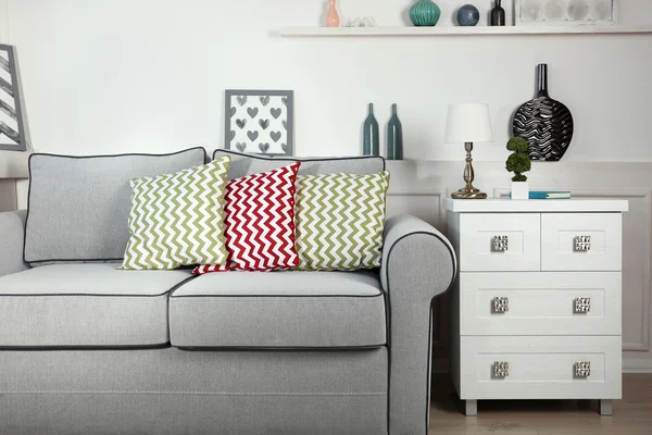 Hermoso salón moderno con sofá gris —  Fotos de Stock