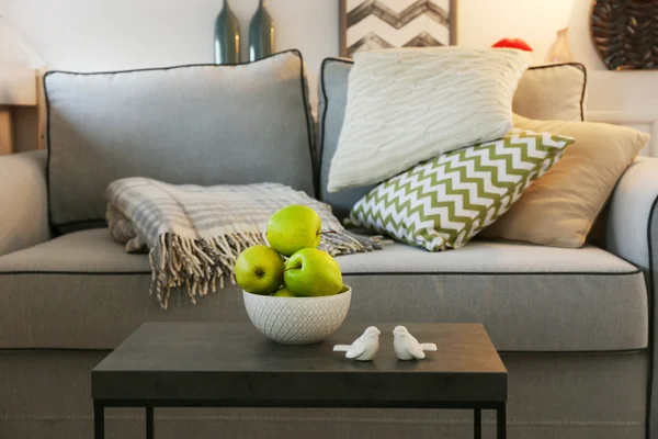 Smuk moderne stue med grå sofa og gulvlampe - Stock-foto