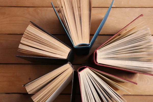 Cuore di libri, su sfondo di legno — Foto Stock